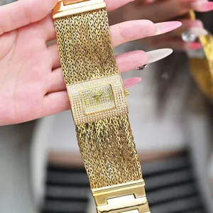 Luxus goldene Mesh-Armbanduhr für Damen mit quadratischem Zifferblatt und römischen Ziffern.