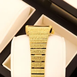 Montre quartz carrée dorée de luxe pour femme avec un bracelet métallique texturé et élégant.
