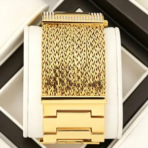 Goldfarbene Damenuhr mit Netzarmband und funkelndem Kristallbesatz eleganter Luxusstil.