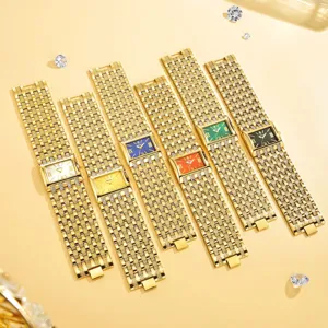 Reloj de mujer de lujo con esfera rectangular y pulsera de eslabones de pedrería brillante.