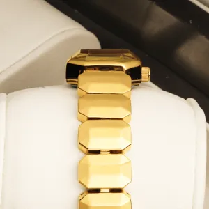 Montre quartz femme couleur or bracelet chaîne géométrique luxe élégante vue principale