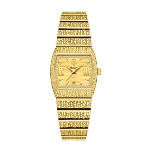Montre quartz femme carrée luxe or avec lunette strass, chiffres romains et bracelet métal.