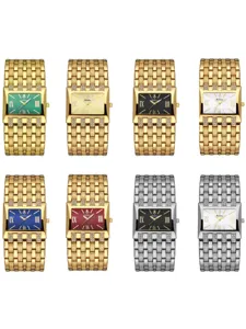 Vista detallada de reloj de mujer de lujo con esfera rectangular y correa de diamantes.