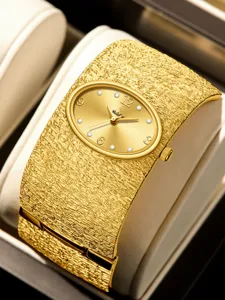 Detalle de reloj de cuarzo dorado de lujo, esfera ovalada elegante con estrases y correa ancha.