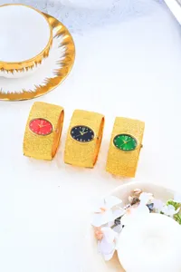 Primer plano de lujosos relojes de pulsera dorados con elegantes esferas ovaladas.