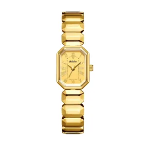 Montre quartz femme dorée avec boîtier octogonal élégant et bracelet à maillons facettés uniques.