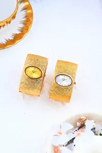 Reloj de cuarzo dorado de pulsera ancha de lujo con esfera ovalada elegante para mujer