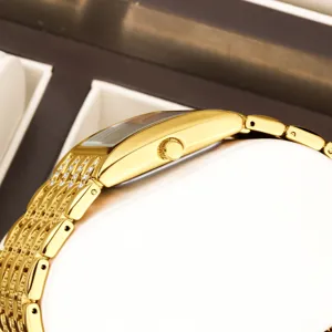 Reloj mujer oro rectangular lujo con correa cadena multi-hilo de pedrería brillante vista principal