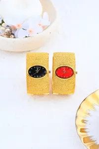 Reloj de pulsera dorado de lujo para mujer con esfera ovalada y diseño vintage elegante.