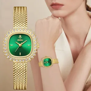 Reloj de cuarzo dorado Yalalusi para mujer con esfera verde, correa de malla y bisel de pedrería.