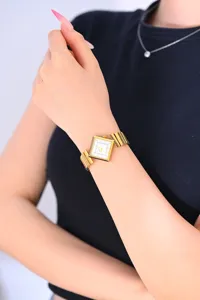 Minimale Damen-Armbanduhr mit quadratischem Zifferblatt und goldenem Metallarmband, elegant.