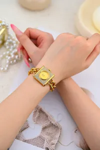Reloj de mujer de lujo dorado cuadrado con pedrería y correa de cadena, elegante.