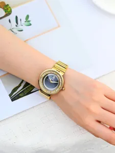 Montre quartz dorée pour femme Yalalusi avec lunette en cristal et bracelet en métal chic.