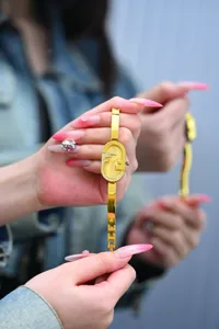 Reloj de pulsera dorado para mujer con correa de acero fina, esfera ovalada pequeña y diseño elegante