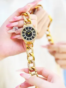 Yalalusi reloj de cuarzo para mujer detalle, elegante correa de cadena de diamantes de imitación.