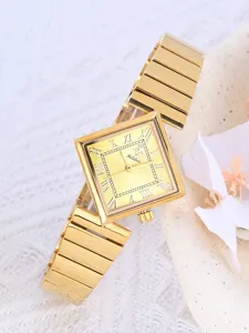 Nahaufnahme des eleganten goldenen quadratischen Zifferblatts mit römischen Ziffern und Armband.