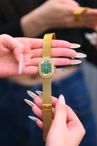 Elegante reloj cuarzo mujer esfera verde estrás con detalles correa malla dorada de lujo