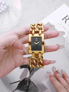 Goldene quadratische Armbanduhr mit Doppelkettenarmband und Quarzwerk im Detail.