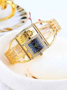 Exquisito reloj de pulsera dorado con pedrería brillante y elegante esfera cuadrada.