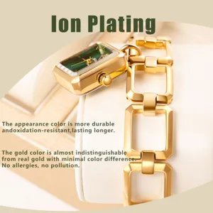 Primer plano detallado de lujoso reloj de pulsera cuadrado dorado con esfera verde y eslabones