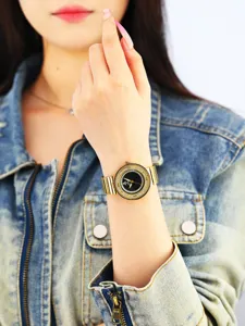 Montre quartz femme cadran diamant or luxe mode bracelet chic detail vue elegante style