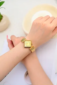 Elegante goldene quadratische Damenuhr mit stilvollem kleinen Zifferblatt und Metallarmband.