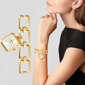 Reloj de mujer cuadrado dorado con pulsera de eslabones huecos y diseño colgante.