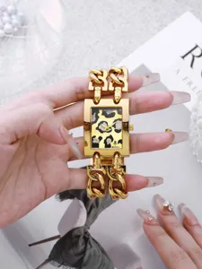 Goldfarbene Quarzuhr mit Rechteckzifferblatt, Leopardenmuster und modischem Kettenarmband.