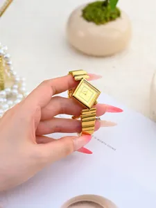 Elegante goldene quadratische Damenarmbanduhr mit Metallarmband, minimalistischer Stil.