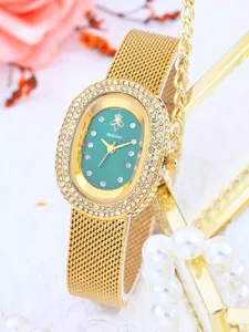 Vista detallada del reloj de lujo para mujer con esfera ovalada verde, diamantes y correa dorada.