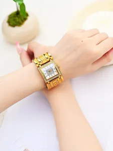 Luxuriöse goldene quadratische Damenuhr mit Strass Zifferblatt und glitzerndem Armband.