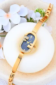 Elegante reloj de pulsera dorado para mujer pequeña esfera ovalada con pedrería