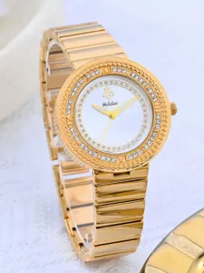Montre quartz femme dorée avec lunette strass et cadran blanc vue détaillée élégante.