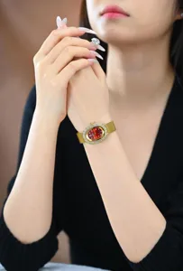 Elegante reloj de pulsera para mujer con esfera ovalada de diamantes de imitación y correa dorada.