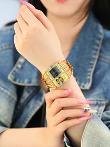 Vista detallada de un reloj de pulsera dorado para mujer con diamantes de imitación.
