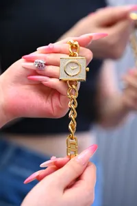 Reloj de cuarzo cuadrado con pedrería dorada para mujer, correa de cadena detalle