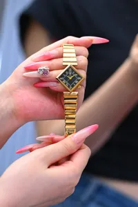 Elegante kleine quadratische goldene Damenuhr, minimalistische schicke Armbanduhr.