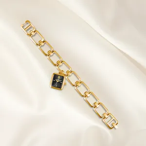 Reloj de mujer cuadrado pulsera de cadena dorada colgante diseño de lujo vista detallada