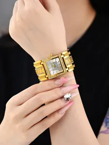 Detaillierte Nahaufnahme der luxuriösen goldenen quadratischen Strassuhr mit Armband.