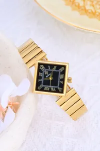 Nahaufnahme der eleganten quadratischen Damenuhr mit Goldarmband und schwarzem Zifferblatt.