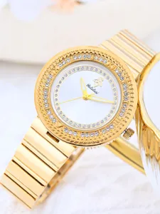 Élégante montre pour femme dorée avec lunette strass scintillante et cadran raffiné.