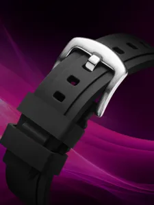 Primer plano detallado de una correa de reloj de silicona negra con hebilla de metal plateado.