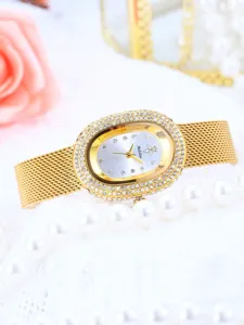 Elegante reloj de mujer ovalado dorado con diamantes de imitación y correa de malla.