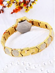 Κομψό χρυσό γυναικείο ρολόι quartz με λαμπερά strass στη λεπτομέρεια του βραχιολιού.