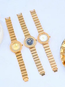 Vue détaillée de montres à quartz dorées de luxe avec lunettes en strass et bracelets en métal.