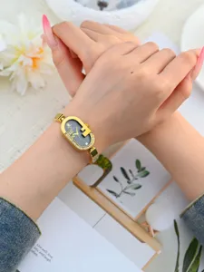 Reloj de cuarzo para mujer elegante con esfera ovalada pequeña correa de metal y motivo de abeja.