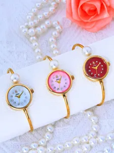 Dettaglio elegante di orologi al quarzo con bracciale in perle Yalalusi e strass.