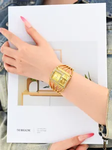 Reloj pulsera rigida dorado para mujer con strass, esfera cuadrada, diseño elegante.