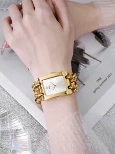 Elegante goldene quadratische Damenuhr mit Quarzwerk und stilvollem Doppelkettenarmband.