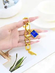 Reloj pulsera cuadrado dorado de lujo para mujer con cadena gruesa elegante y esfera azul chic.